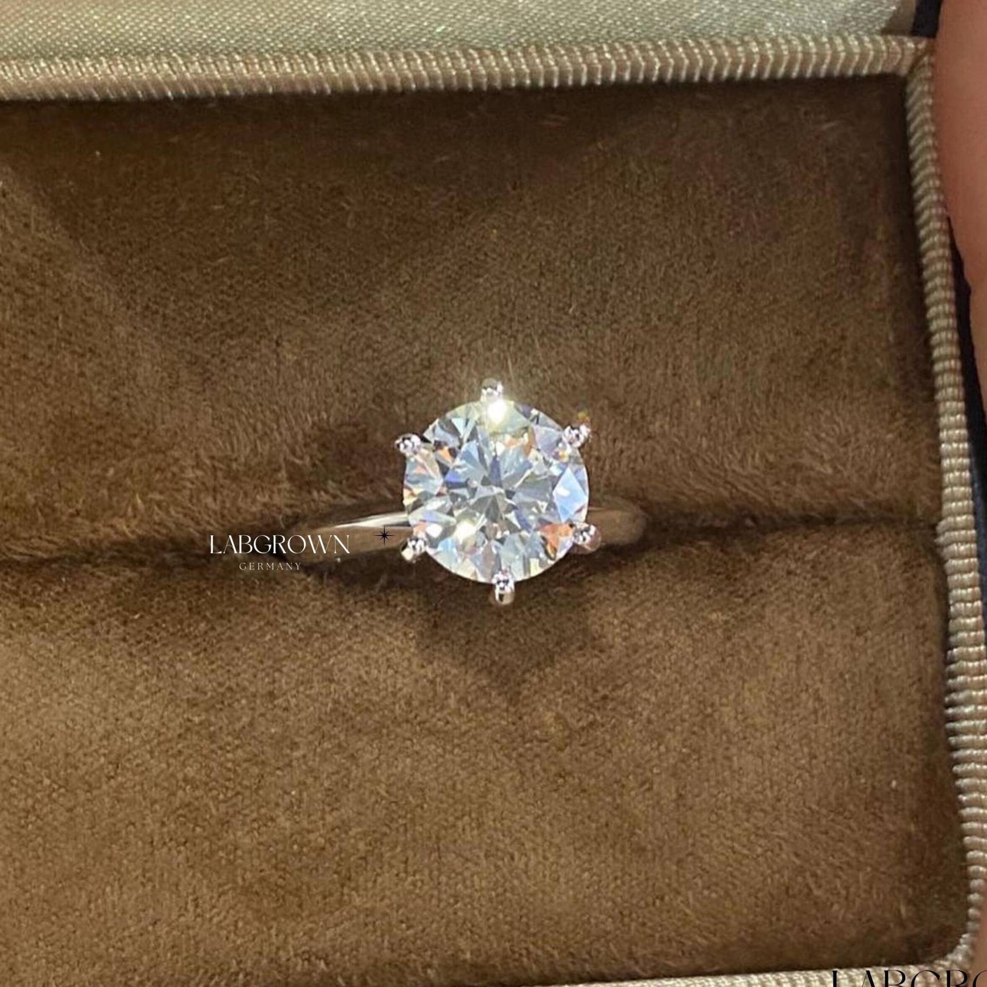 4.00 Ct Moissanite Verlobungsring, Runder 6-Zacken-Verlobungsring Für Braut, Einfacher Steinjubiläumsgeschenkring Sie/Frau 4.00 Ct Moissanite Verlobungsring, Runder 6-Zacken-Verlobungsring Für Braut, Einfacher Steinjubiläumsgeschenkring Sie/Frau von LabgrownGermany