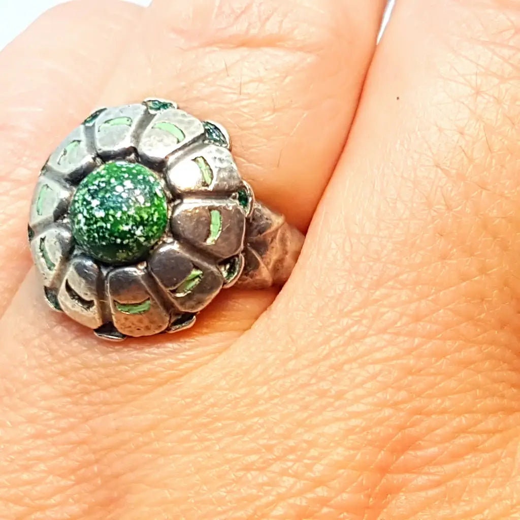 Art Deco Silberring Mit Grüner Emaille, Handgefertigter Blumenschmuck, Geschenke Für Frauen, Circa 1940. 9 1/2 Usa. Antik & Vintage Schmuck Art Deco Silberring Mit Grüner Emaille, Handgefertigter Blumenschmuck, Geschenke Für Frauen, Circa 1940. 9 1/2 Usa. Antik & Vintage Schmuck von Labizarresusu