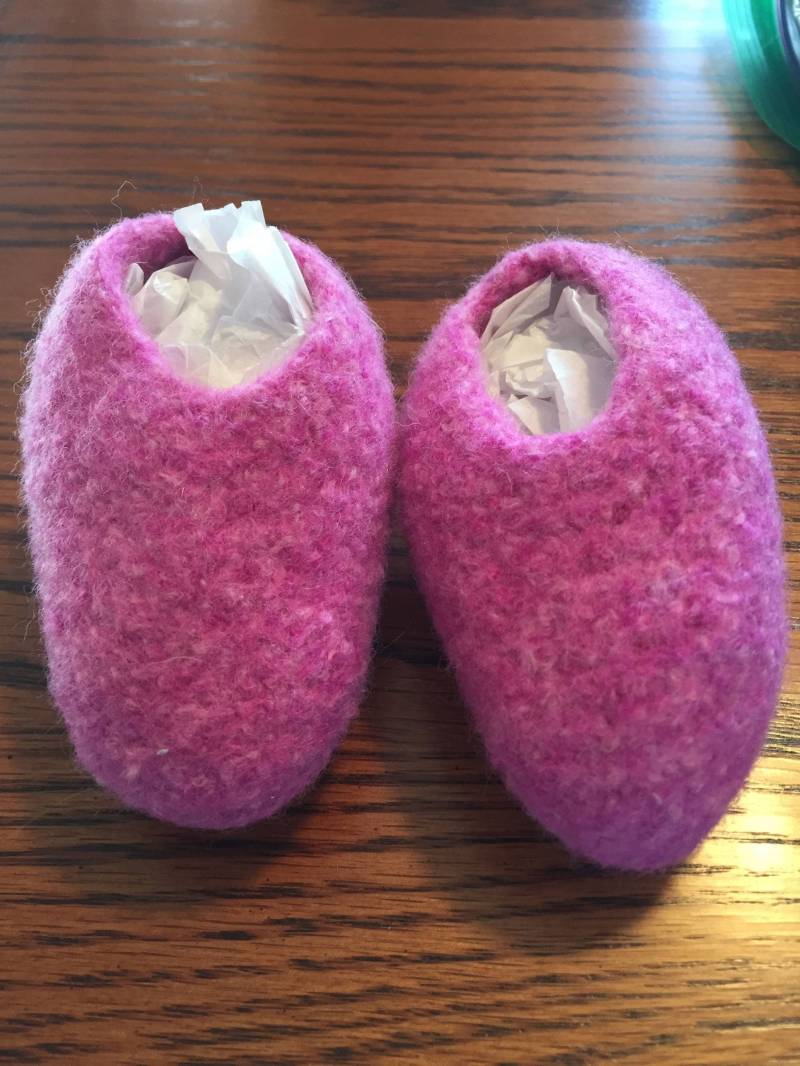 Gefilzte Babyschühchen von LaborOfLoveArts