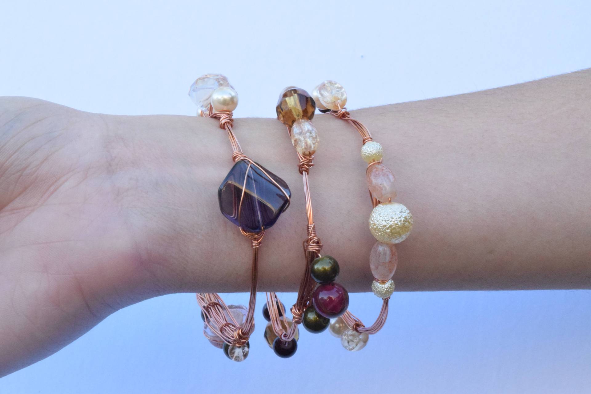 Rose Gold Draht Armreif Mit Perlen Rose Gold Draht Armreif Mit Perlen von LabsDesign