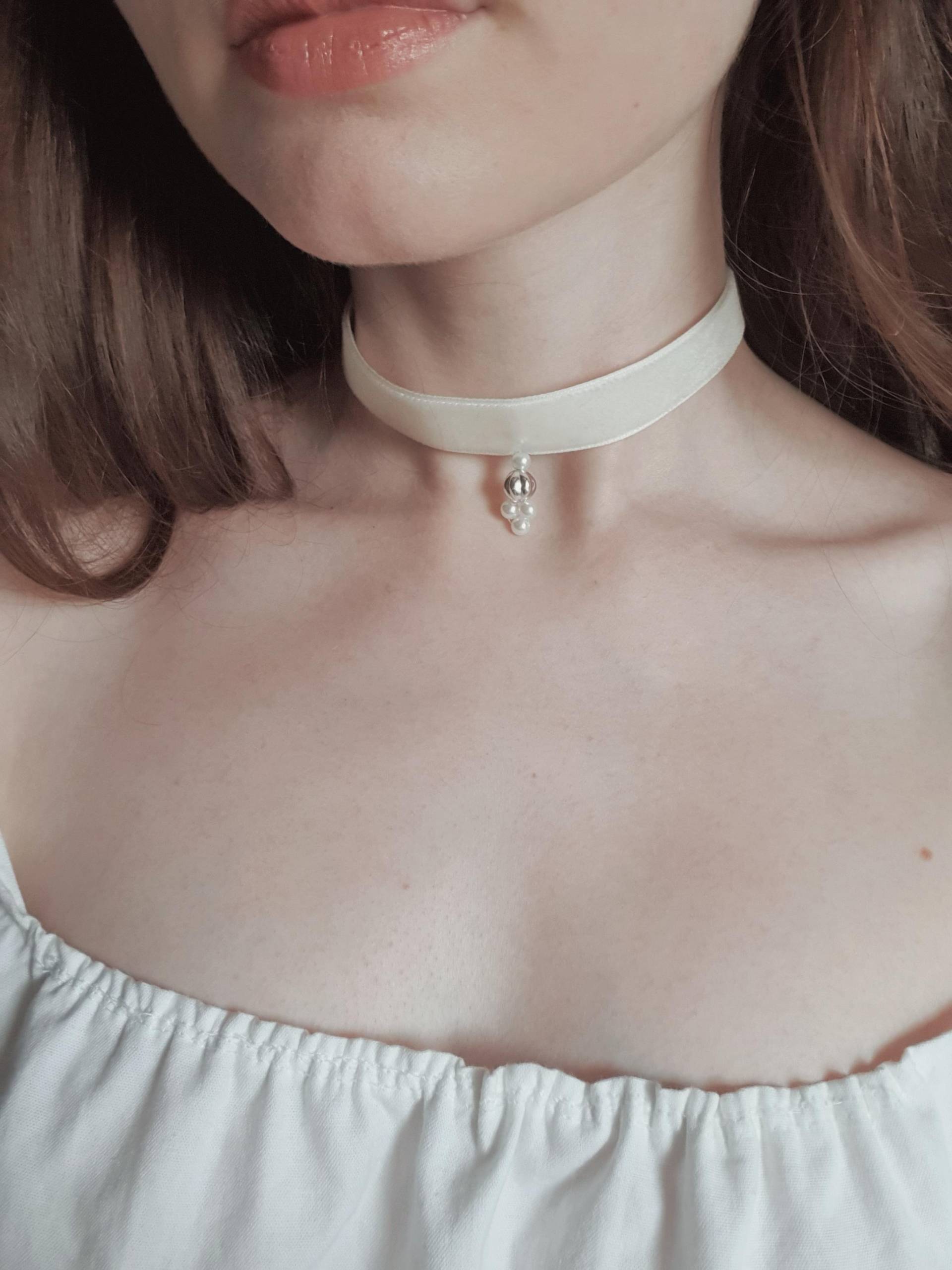 Samt Halskette Mit Perlen Im Rokoko Vintage Stil in Weiß Weißen Und Silbernen Karabiner Verschluss Handgefertigt Nach Maß Samt Halskette Mit Perlen Im Rokoko Vintage Stil in Weiß Weißen Und Silbernen Karabiner Verschluss Handgefertigt Nach Maß von LaceAndRibbonsTailor