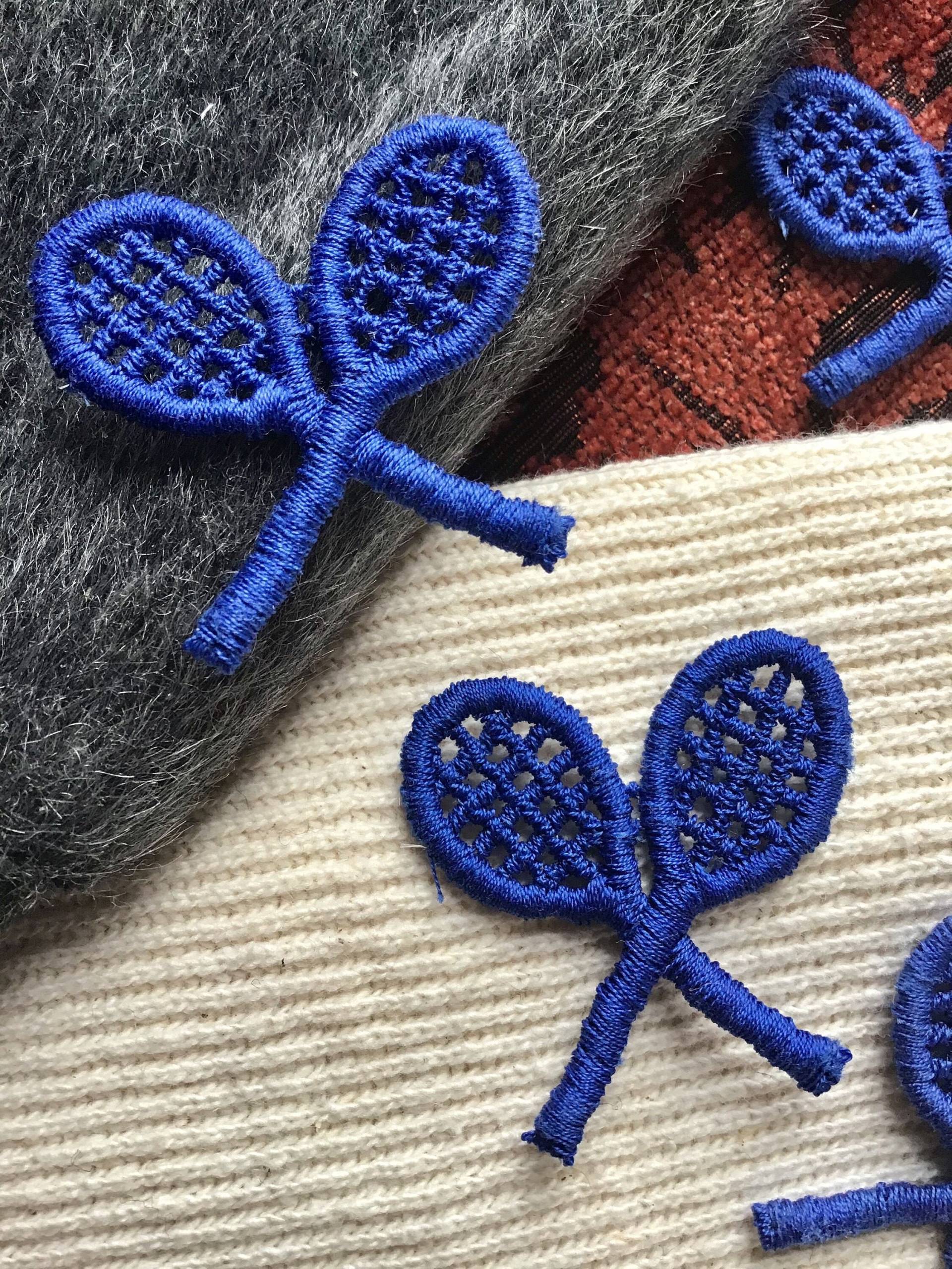 Gestickte Dunkelblaue Tennisschläger-Applikation, 1960Er Jahre Dekorative Blaue Tennisschläger-stickerei-Applikationen von LaceApplique