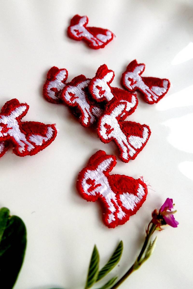 Kleine Rote Häschen Applikation Stickerei Weiße Kaninchen Patches, Vintage Stickapplikation Hase #1106 Kleine Rote Häschen Applikation Stickerei Weiße Kaninchen Patches, Vintage Stickapplikation Hase #1106 von LaceApplique