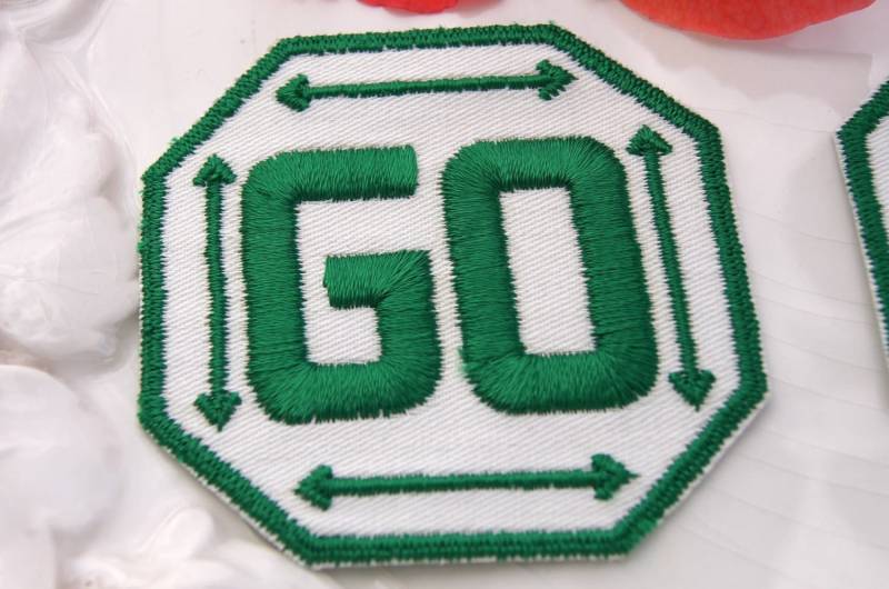stickerei Go-Zeichen Vintage Applikations-Patches, Grüne Auf Weißem Achteck-Abzeichen Großhandel, Uniform-Abzeichen, Anzüge Aufnäher #1152 von LaceApplique