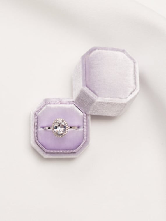 Lila Samt Ring Box, Vorschlag Verlobungs Hochzeit Vintage Monogramm Hochzeitsgeschenk Lila Samt Ring Box, Vorschlag Verlobungs Hochzeit Vintage Monogramm Hochzeitsgeschenk von LaceByrd