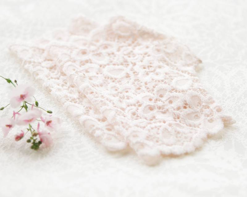 Rosa Fingerlose Spitzenhandschuhe - Elegantes Brautaccessoire von LaceDesignCrafts