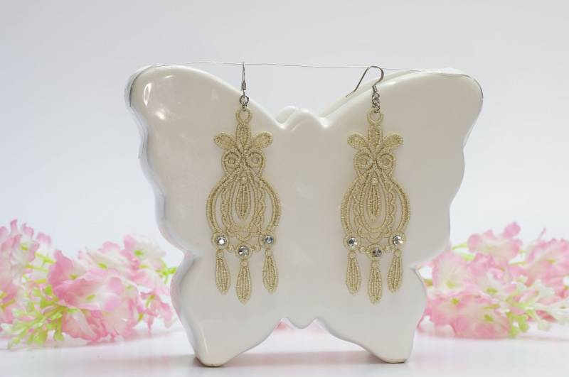 Beige Spitze Kronleuchter Ohrringe Gestickter Hochzeitsschmuck von LaceDreamsJewellery