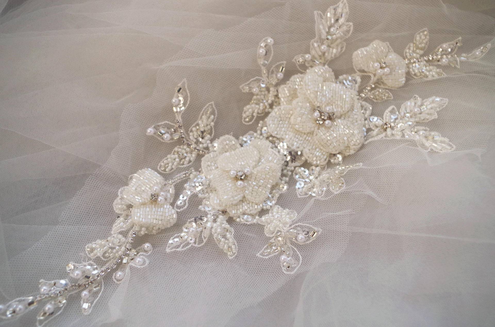 Cremefarbene Schwere Perlenapplikation Mit Kamelie, Handgefertigte Perlenblumenapplikation Für Haute Couture Cremefarbene Schwere Perlenapplikation Mit Kamelie, Handgefertigte Perlenblumenapplikation Für Haute Couture von LaceFun