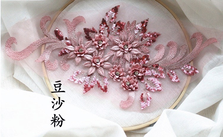 Silber Grau 3D Spitze Applikationen, Schwere Perle Spitze, 3D Applikationen Mit Strass, Pailletten Blumen, Tüll-Stickerei-Spitzen-Patch Silber Grau 3D Spitze Applikationen, Schwere Perle Spitze, 3D Applikationen Mit Strass, Pailletten Blumen, Tüll-Stickerei-Spitzen-Patch von LaceFun