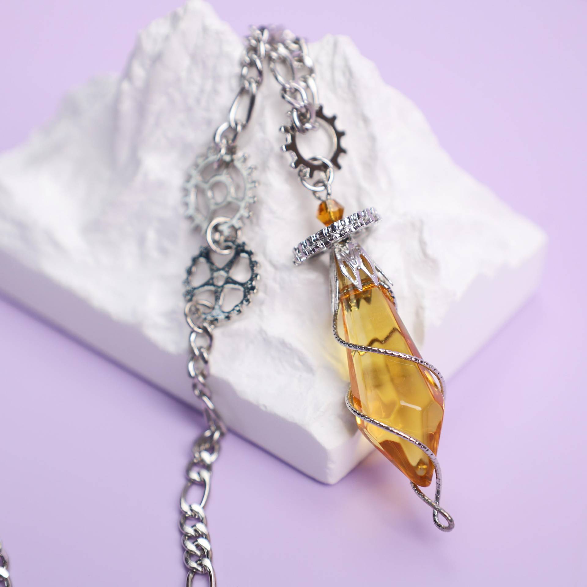 Exquisite Lord Of Mysteries Necklace With Amber Crystal Pendant & Steampunk Gears On Silver Chain. Perfect For Cosplay, Daily Wear von LaceHavendesign