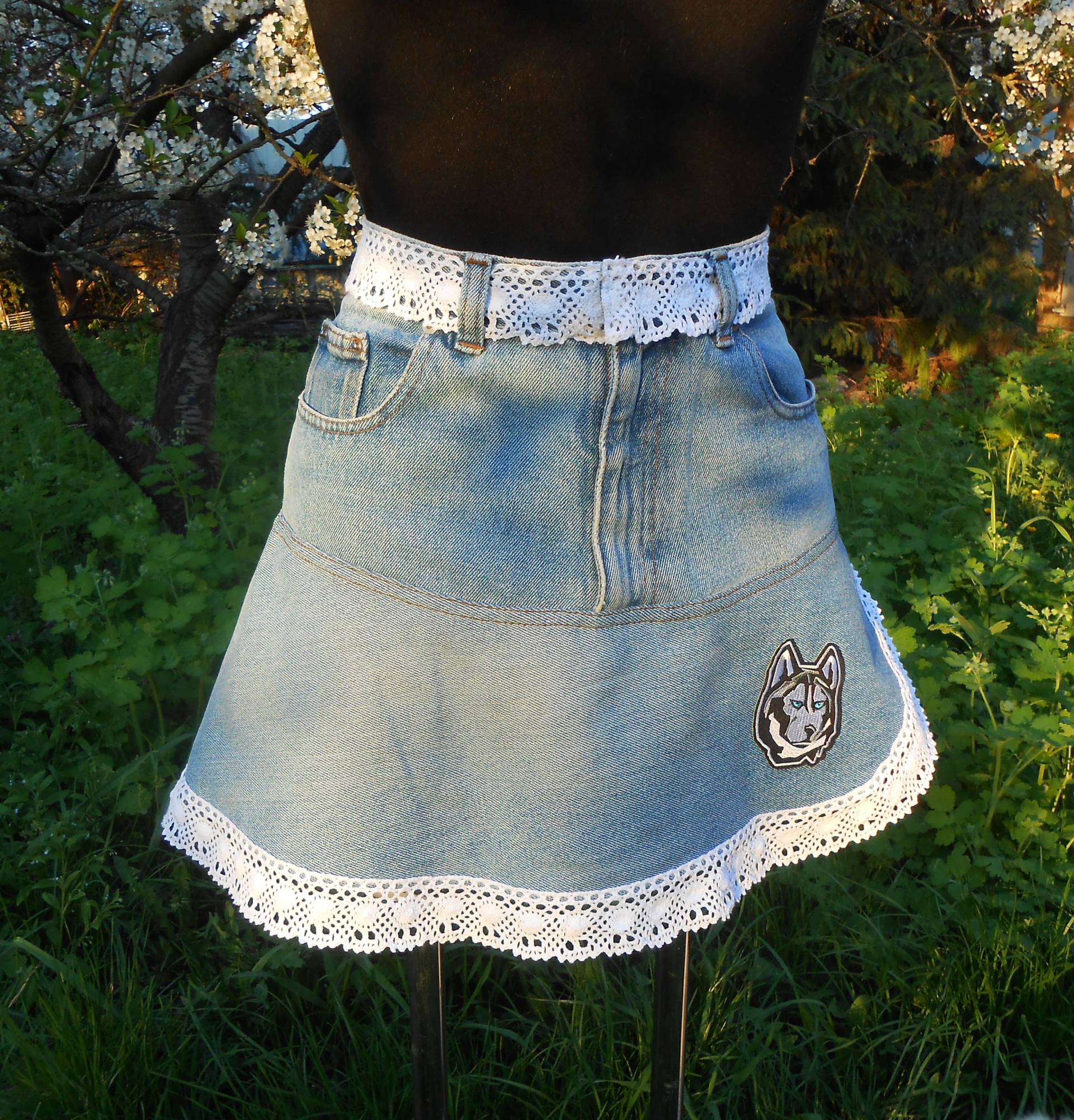 Upcycled Jeansrock Mit Weißer Spitze Recycled Jeans Kleidung Blauer Boho Mini Rock Umweltfreundlicher Kurzer Ostergeschenk Upcycled Jeansrock Mit Weißer Spitze Recycled Jeans Kleidung Blauer Boho Mini Rock Umweltfreundlicher Kurzer Ostergeschenk von LaceMiracle
