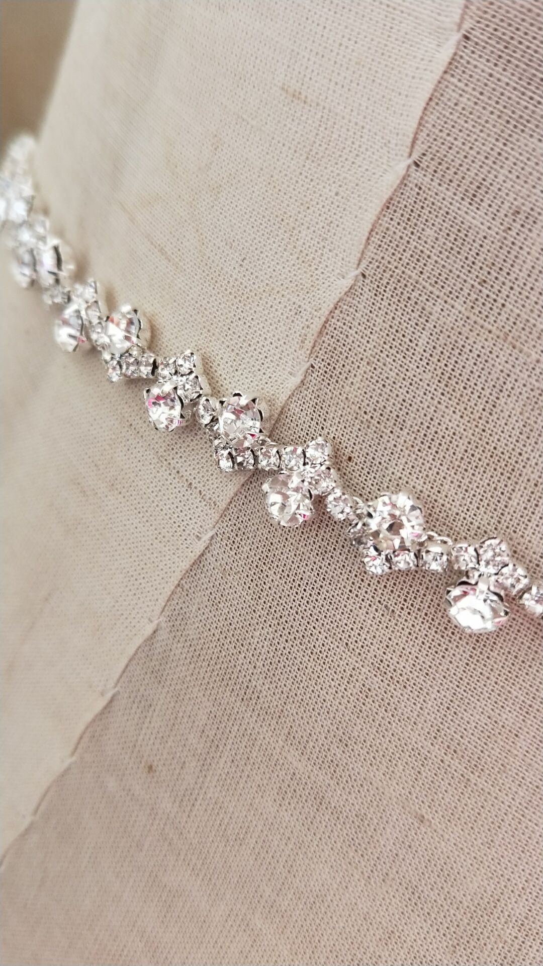 Crystal Lace Trim Für Braut Accessoires Hochzeit Kleid Schärpe Gürtel Stirnband Träger Kostüm Strassapplikation 9mm Breit Meterware Crystal Lace Trim Für Braut Accessoires Hochzeit Kleid Schärpe Gürtel Stirnband Träger Kostüm Strassapplikation 9mm Breit Meterware von Lacebeauty