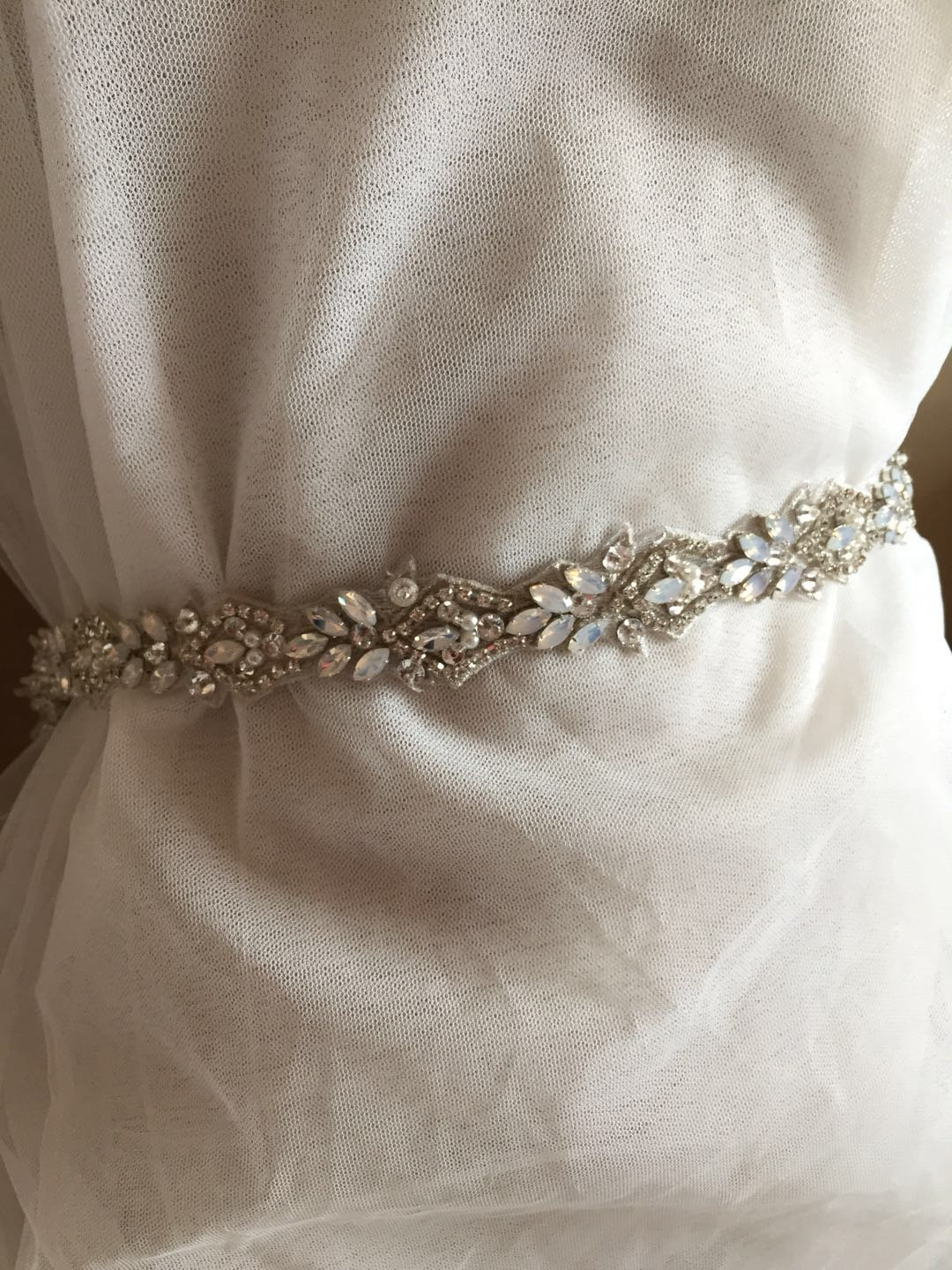 Luxus Opal Silber Strass Trim Perlen Applique Braut-Accessoires Hochzeit Kleid Schärpe Gürtel Stirnband Luxus Opal Silber Strass Trim Perlen Applique Braut-Accessoires Hochzeit Kleid Schärpe Gürtel Stirnband von Lacebeauty