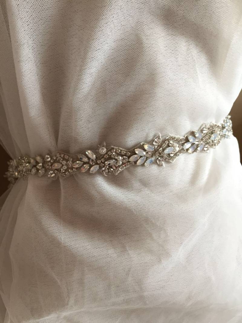 Luxus Opal Silber Strass Trim Perlen Applique Braut-Accessoires Hochzeit Kleid Schärpe Gürtel Stirnband Luxus Opal Silber Strass Trim Perlen Applique Braut-Accessoires Hochzeit Kleid Schärpe Gürtel Stirnband von Lacebeauty