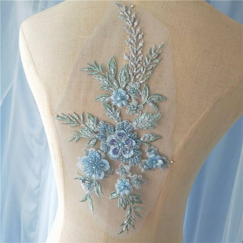 Hellblaue Spitzenapplikation, Schwere Perlenapplikation, 3D Spitzenapplikation Mit Strasssteinen, 3D Floral, Blumenapplikation Hellblaue Spitzenapplikation, Schwere Perlenapplikation, 3D Spitzenapplikation Mit Strasssteinen, 3D Floral, Blumenapplikation von LacefabricsFactory