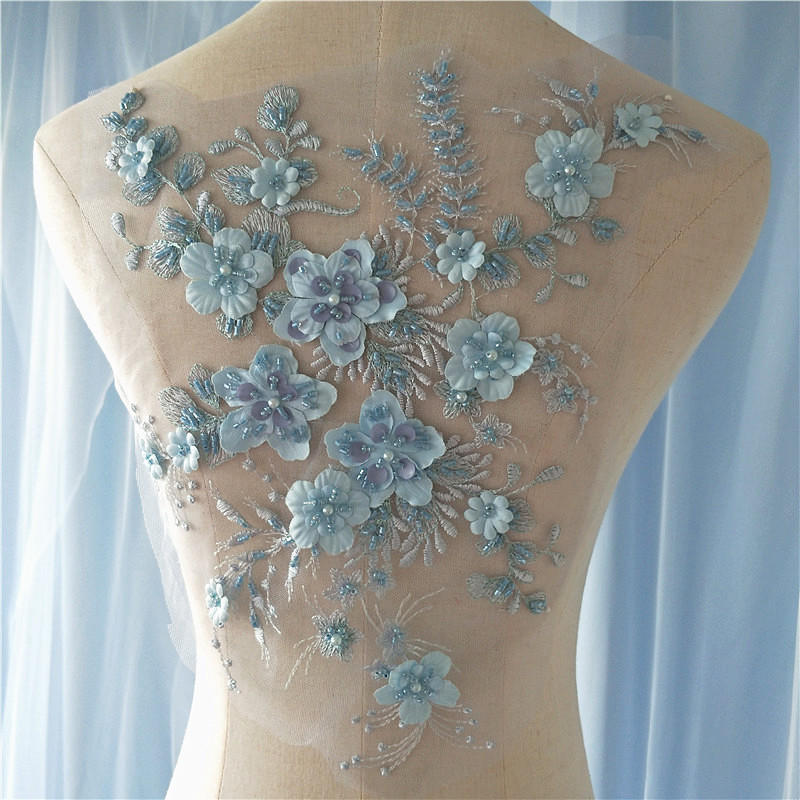 Hellblaue Spitzenapplikation, Schwere Perlenspitzen Applikation, 3D Spitzenapplikation Mit Strasssteinen, Floral, Blumenapplikation Hellblaue Spitzenapplikation, Schwere Perlenspitzen Applikation, 3D Spitzenapplikation Mit Strasssteinen, Floral, Blumenapplikation von LacefabricsFactory