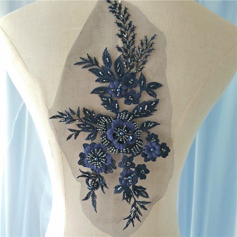 Marineblaue Spitzen Applikation, Schwere Perlenspitze 3D Applikation Mit Strasssteinen, Floral, Blumen Marineblaue Spitzen Applikation, Schwere Perlenspitze 3D Applikation Mit Strasssteinen, Floral, Blumen von LacefabricsFactory