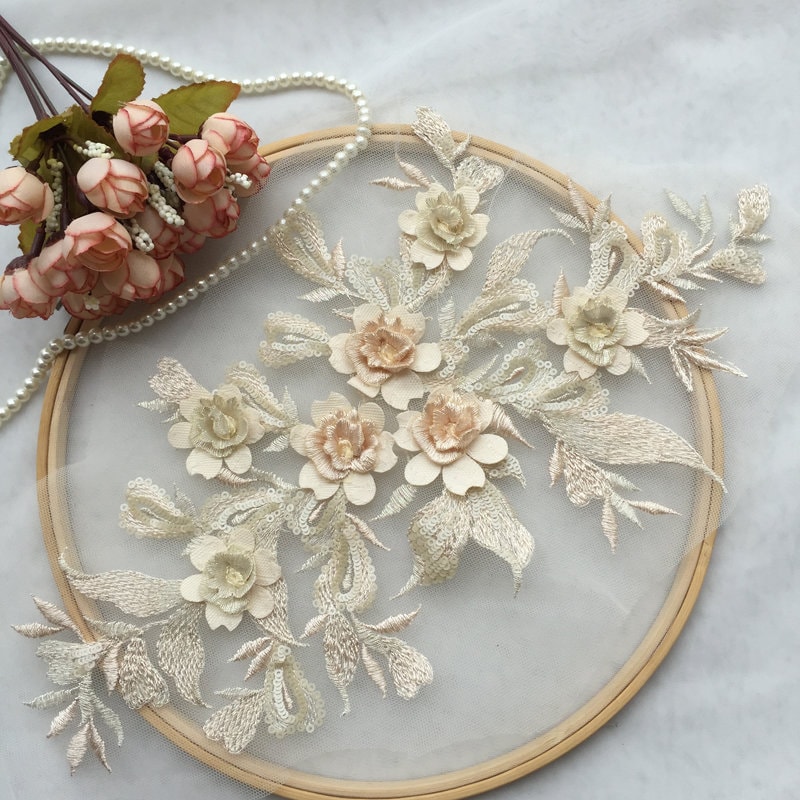 3D Champagner Seidenblumen Motiv Spitze Applikation, Schwere Perlenspitze Applikation Mit Strass, 3D Floral, Blumen 3D Champagner Seidenblumen Motiv Spitze Applikation, Schwere Perlenspitze Applikation Mit Strass, 3D Floral, Blumen von Lacefabricstore