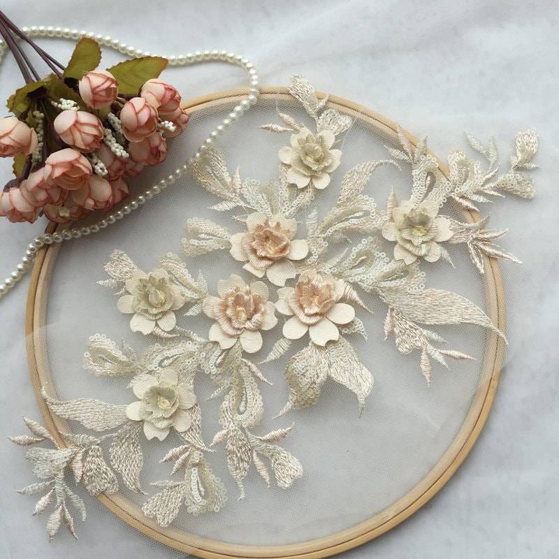 3D Champagner Seidenblumen Motiv Spitze Applikation, Schwere Perlenspitze Applikation Mit Strass, 3D Floral, Blumen 3D Champagner Seidenblumen Motiv Spitze Applikation, Schwere Perlenspitze Applikation Mit Strass, 3D Floral, Blumen von Lacefabricstore