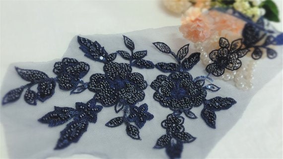 3D Marineblaue Perlenblumen Motiv Spitze Applikation, Schwere Perlenspitze 3D Spitzen Applikation Mit Strass, Floral, Blumen 3D Marineblaue Perlenblumen Motiv Spitze Applikation, Schwere Perlenspitze 3D Spitzen Applikation Mit Strass, Floral, Blumen von Lacefabricstore