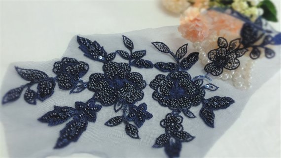 3D Marineblaue Perlenblumen Motiv Spitze Applikation, Schwere Perlenspitze 3D Spitzen Applikation Mit Strass, Floral, Blumen 3D Marineblaue Perlenblumen Motiv Spitze Applikation, Schwere Perlenspitze 3D Spitzen Applikation Mit Strass, Floral, Blumen von Lacefabricstore