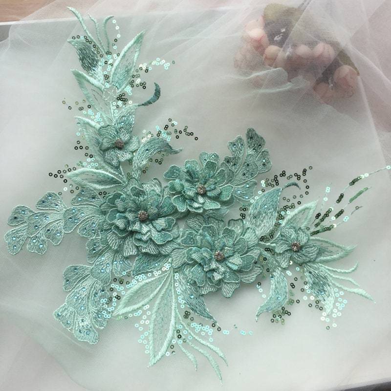 3D Mintgrüne Seidenblumen Motiv Spitze Applikation, Schwere Perlenspitze 3D Applikation Mit Strass, Floral, Blumen 3D Mintgrüne Seidenblumen Motiv Spitze Applikation, Schwere Perlenspitze 3D Applikation Mit Strass, Floral, Blumen von Lacefabricstore
