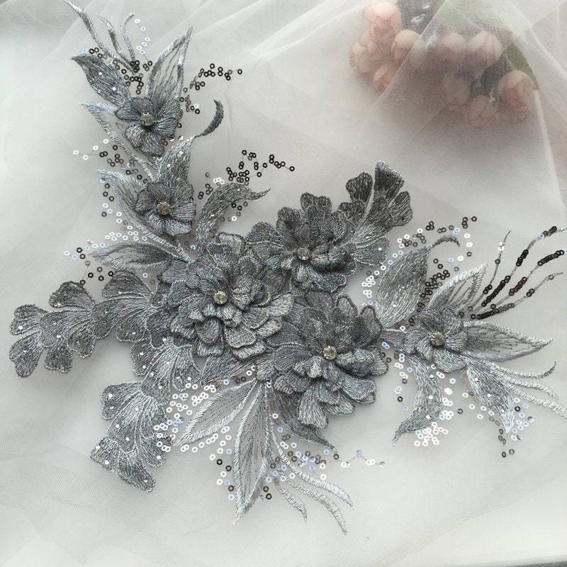 3D Silber Graue Seidenblumen Motiv Spitze Applikation, Schwere Perlenspitze 3D Applikation Mit Strass, Floral, Blumen 3D Silber Graue Seidenblumen Motiv Spitze Applikation, Schwere Perlenspitze 3D Applikation Mit Strass, Floral, Blumen von Lacefabricstore