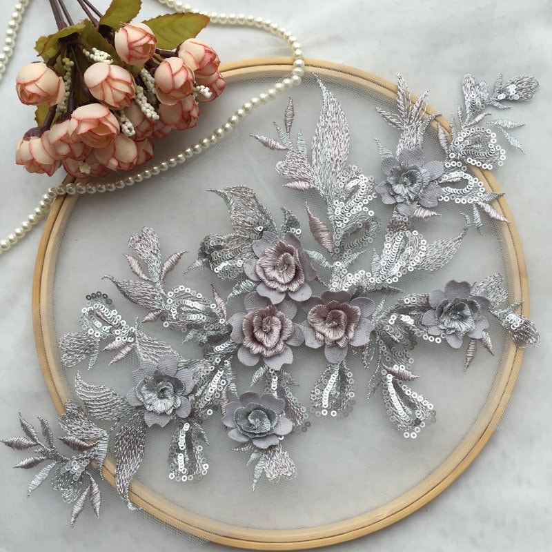3D Silberfarbene Seidenblumen Motiv Spitze Applikation, Schwere Perlenspitze 3D Applikation Mit Strass, Floral, Blumen 3D Silberfarbene Seidenblumen Motiv Spitze Applikation, Schwere Perlenspitze 3D Applikation Mit Strass, Floral, Blumen von Lacefabricstore