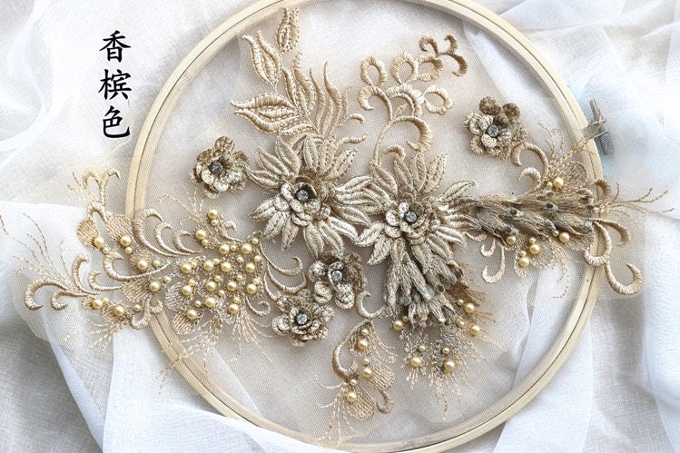 Champagner Spitze Applikation, Schwere Perlenspitze 3D Applikation Mit Perlen Und Strasssteinen, Blumen Für Haute Couture Champagner Spitze Applikation, Schwere Perlenspitze 3D Applikation Mit Perlen Und Strasssteinen, Blumen Für Haute Couture von Lacefabricstore
