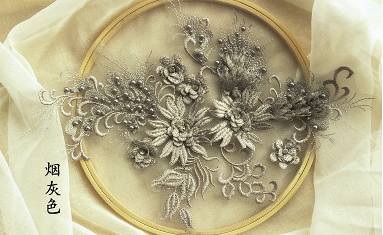Graue Spitzen Applikation, Schwere Perlenspitze 3D Applikation Mit Perlen Und Strasssteinen, Blumen Für Haute Couture von Lacefabricstore