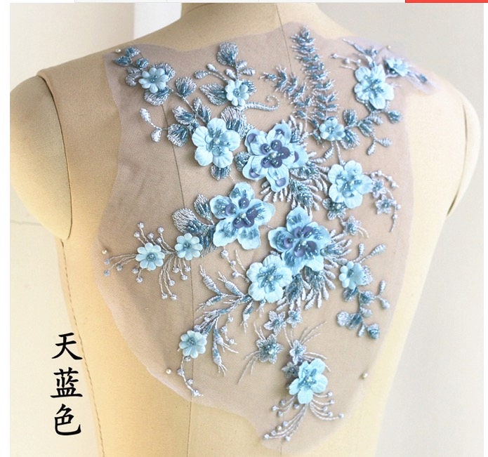 Hellblaue Schwere Perlenspitze Applikation, 3D Spitze Applikation Mit Perlen, Blumen Für Haute Couture, Bestickte Hellblaue Schwere Perlenspitze Applikation, 3D Spitze Applikation Mit Perlen, Blumen Für Haute Couture, Bestickte von Lacefabricstore
