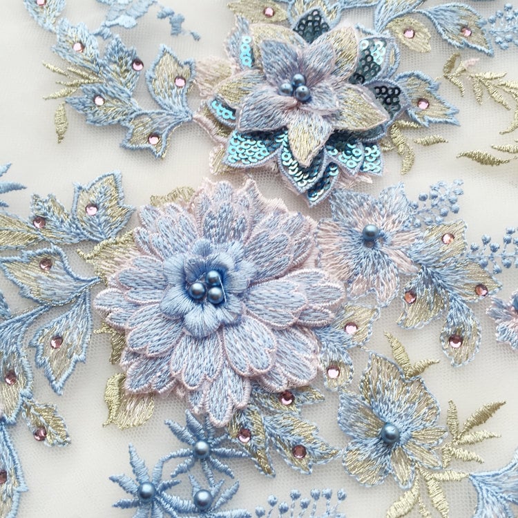 Hellblaue Schwere Perlenspitze Applikation, 3D Spitze Applikation Mit Perlen, Blumen Für Haute Couture, Bestickte Hellblaue Schwere Perlenspitze Applikation, 3D Spitze Applikation Mit Perlen, Blumen Für Haute Couture, Bestickte von Lacefabricstore