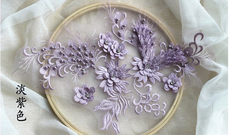 Lavendelspitze Applikation, Schwere Perlenspitze 3D Spitze Applikation Mit Perlen Und Strasssteinen, Blumen Für Haute Couture Lavendelspitze Applikation, Schwere Perlenspitze 3D Spitze Applikation Mit Perlen Und Strasssteinen, Blumen Für Haute Couture von Lacefabricstore