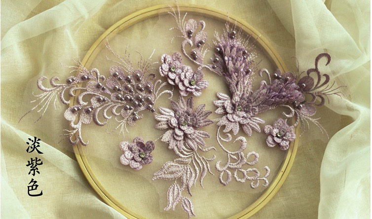 Lavendelspitze Applikation, Schwere Perlenspitze 3D Spitze Applikation Mit Perlen Und Strasssteinen, Blumen Für Haute Couture Lavendelspitze Applikation, Schwere Perlenspitze 3D Spitze Applikation Mit Perlen Und Strasssteinen, Blumen Für Haute Couture von Lacefabricstore