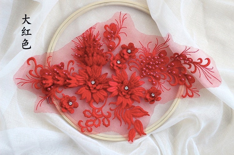 Rote Spitze Applikation, Schwere Perlenspitze 3D Spitzen Applikation Mit Perlen Und Strasssteinen, Blumen Für Haute Couture, 11 Farben Rote Spitze Applikation, Schwere Perlenspitze 3D Spitzen Applikation Mit Perlen Und Strasssteinen, Blumen Für Haute Couture, 11 Farben von Lacefabricstore