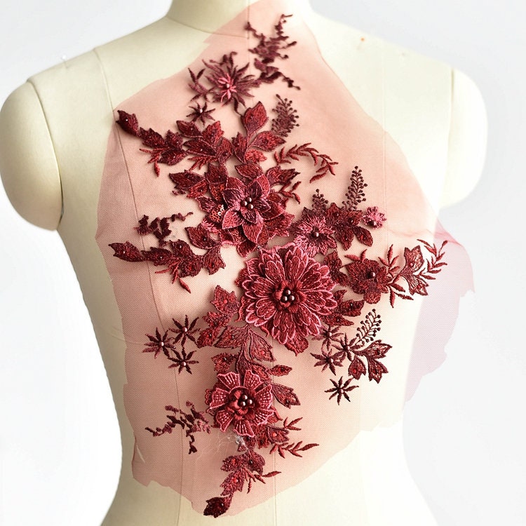 Weinrote Schwere Perlenspitze Applikation, 3D Spitzen Applikation Mit Perlen, Blumen Für Haute Couture, Bestickte Spitze Weinrote Schwere Perlenspitze Applikation, 3D Spitzen Applikation Mit Perlen, Blumen Für Haute Couture, Bestickte Spitze von Lacefabricstore