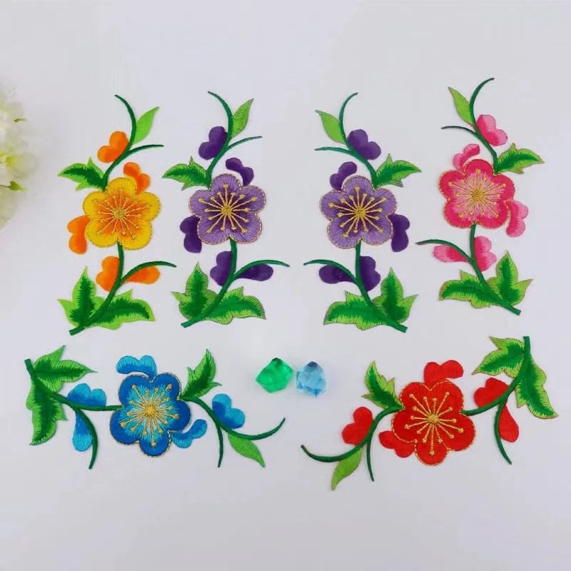 Ein Paar Blumen Gestickte Aufnäher Für Mantel, T-Shirt Oder Jeans Dekorative Applikationen von Laceshine