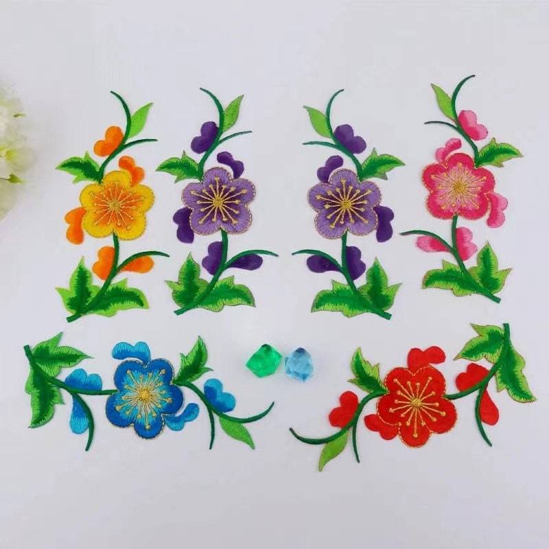 Ein Paar Blumen Gestickte Aufnäher Für Mantel, T-Shirt Oder Jeans Dekorative Applikationen von Laceshine