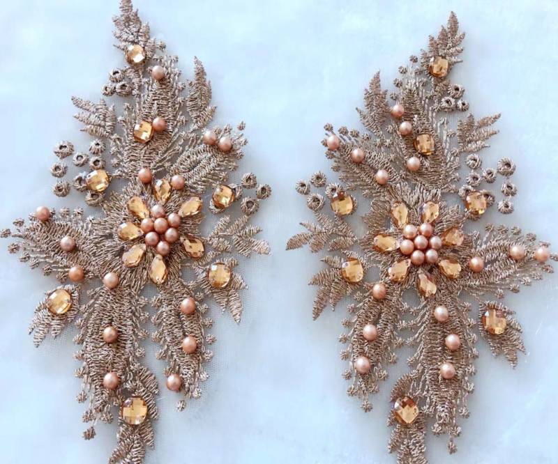 Ein Paar Blumen Mit Perl - Und Perlenaufnäher Gestickter Aufnäher Zum Aufnähen Perlen Ein Paar Blumen Mit Perl - Und Perlenaufnäher Gestickter Aufnäher Zum Aufnähen Perlen von Laceshine