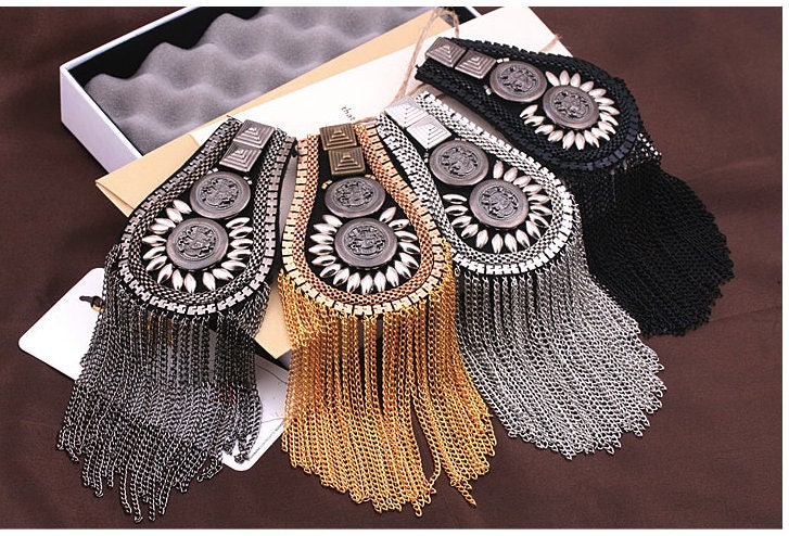 Ein Paar Gold Epauletten, Stachel Nieten Pads Mit Und Goldkette, Quaste Festival Epaulette Ein Paar Gold Epauletten, Stachel Nieten Pads Mit Und Goldkette, Quaste Festival Epaulette von Laceshine