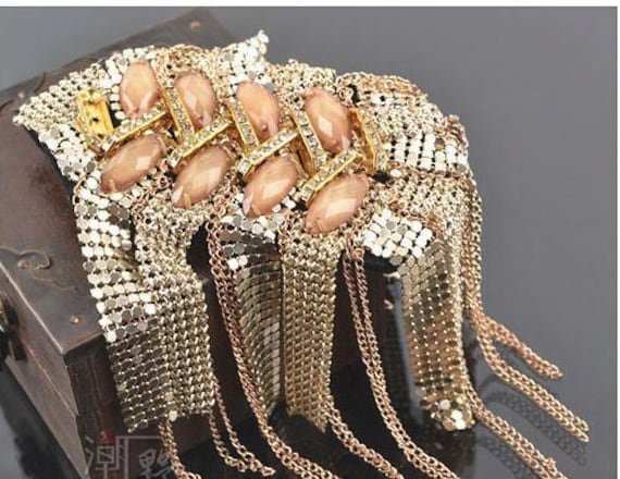 Ein Paar Gold Epauletten, Stachel Nieten Pads Mit Und Goldkette, Quaste Festival Epaulette Ein Paar Gold Epauletten, Stachel Nieten Pads Mit Und Goldkette, Quaste Festival Epaulette von Laceshine