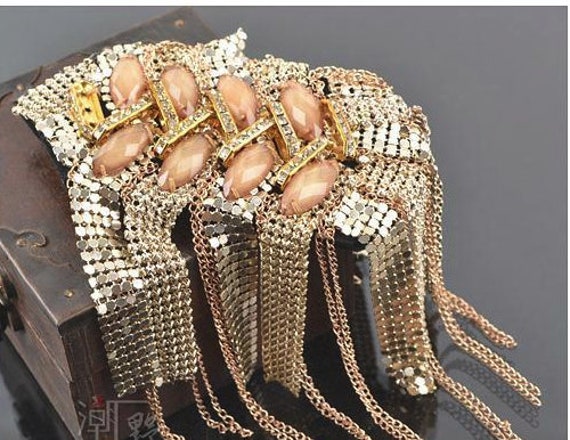 Ein Paar Gold Epauletten, Stachel Nieten Pads Mit Und Goldkette, Quaste Festival Epaulette Ein Paar Gold Epauletten, Stachel Nieten Pads Mit Und Goldkette, Quaste Festival Epaulette von Laceshine