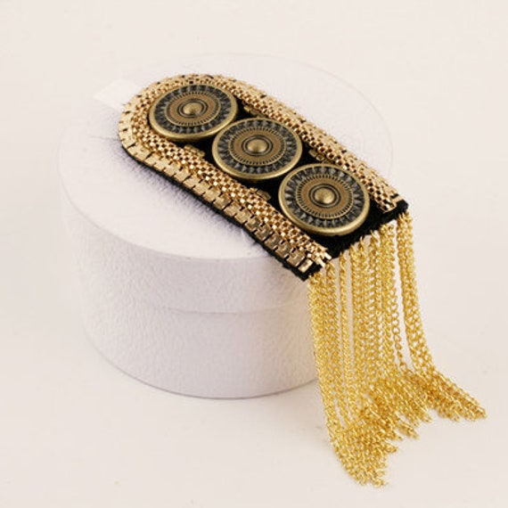 Ein Paar Goldsterne Schulterklappen Epauletten, Goldnieten Pads Mit Und Goldkette, Quaste Festival Epaulette von Laceshine