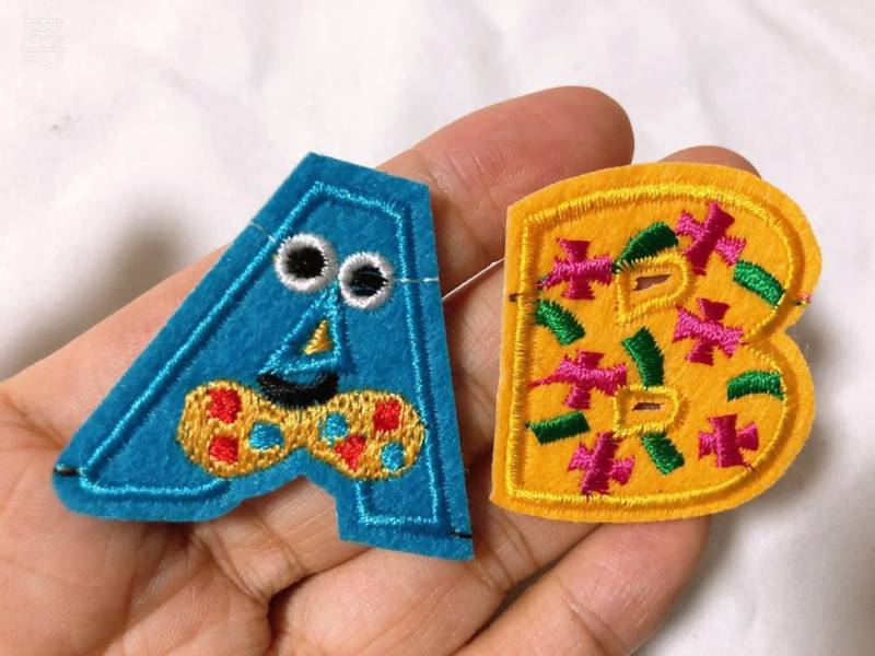 Süßer Bunter Aufnäher Mit Bunten Buchstaben Für Applikationen, Kleidung, Dekoration Süßer Bunter Aufnäher Mit Bunten Buchstaben Für Applikationen, Kleidung, Dekoration von Laceshine