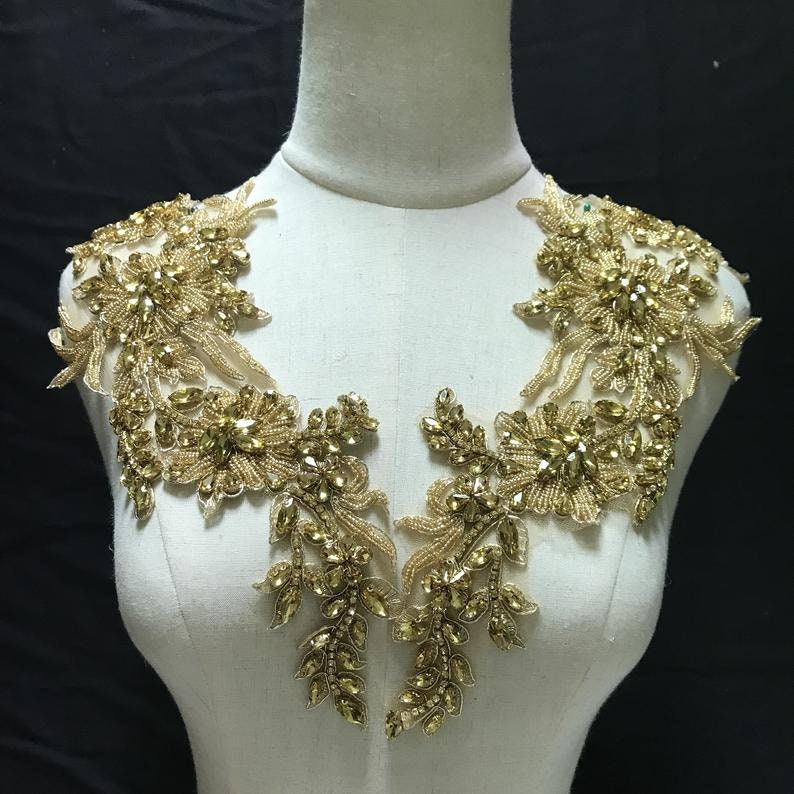 Goldener Deluxe Rhinestone Perlenapplikationen Mit 3D-Kunstblume, Handgefertigtes Strasse-Applique Für Brautkopfstück, Schwere Perlenblume von LacetrimFactory