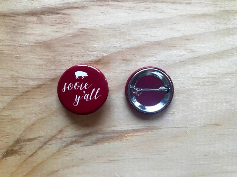 Sooie Ya'll Button - Woo Pig Pin Arkansas Zustand Pinback College Football Sooie Ya'll Button - Woo Pig Pin Arkansas Zustand Pinback College Football von LaceyOlsonDesign