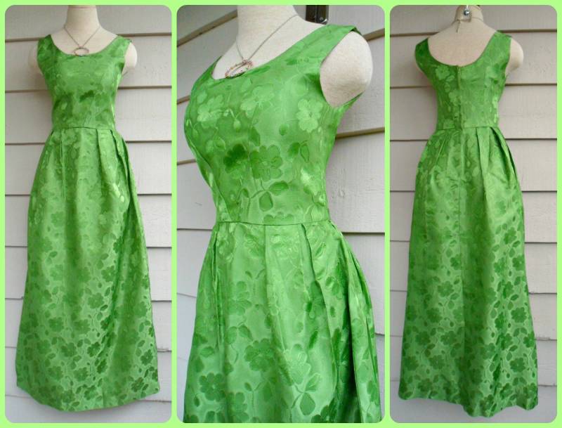 50Er Jahre Brokat Abendkleid - Moderne Größe 2 Volle Grüne Rosen Auf Satin Hintergrund Vollflissierter Langer Rock, Kleid Mit Ausschnitt von Lachellybelly