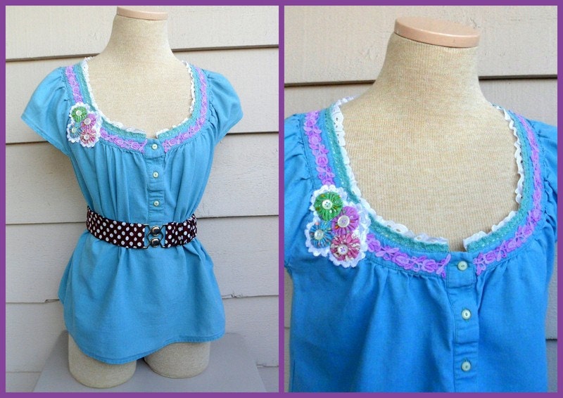 50Er Jahre Inspiriertes Bauern Top - Medium 10/12 Grau Blaue Upcycled Bluse Mit Floralen Yo-Yo Und Spitzenapplikationen Vintage Knöpfen von Lachellybelly
