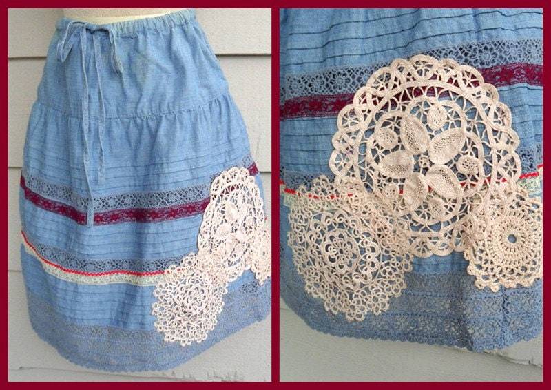 Chambray Circle Rock - Größe L Bis Xl Kordelzug Taillenrock Mit Einsatz Und Vintage Spitze Upcycled By Lachellybelly Designs von Lachellybelly