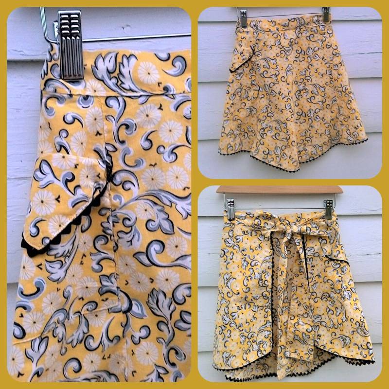 Gelbe Chintz 50Er Jahre Schürze - 1950Er 1960Er Hostess Party Halbschürze Mit Gelben, Weißen Und Schwarzen Chintzblüten Schwarzem Rick Rack von Lachellybelly